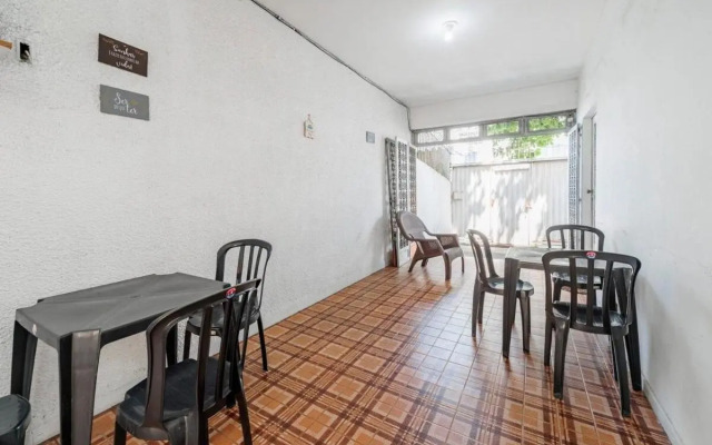 Quarto em residência tranquila e familiar