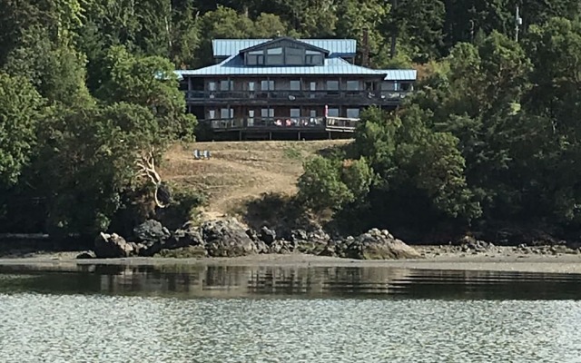 Arbutus Cove Guesthouse