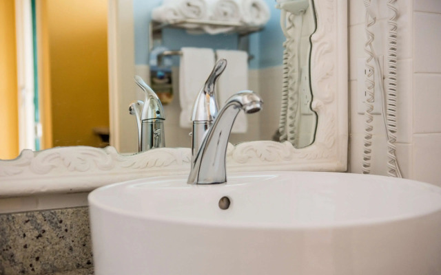 Best Western Plus Yacht Harbor Inn