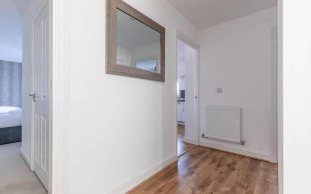 2 Bed & 2 Bath Modern Apartment - Free Parking