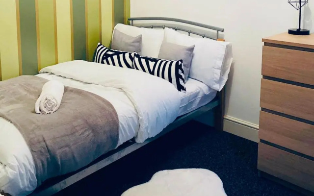 Spacious Four Bedroom Home, 3 Bathrooms - Coventry