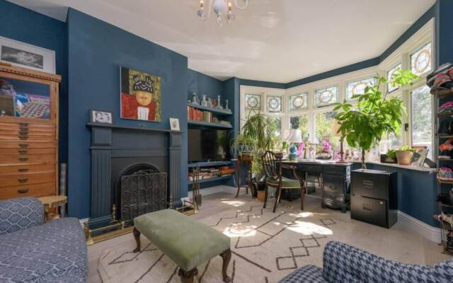 Spacious 5 Bedroom Home With Parking