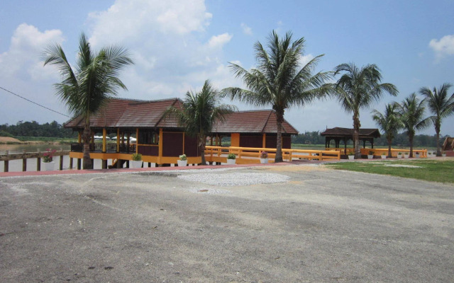Green Village Pasir Salak Eco River Resort