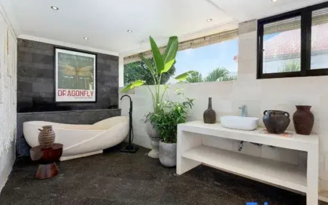 Private 1BR Designer Villa Central Canggu extra Office Room