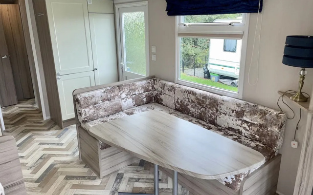 Homely 2 bed Chalet Tuxford