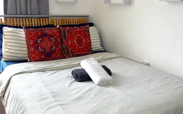 Comfortable and Convenient 1-bed Apart in Romford