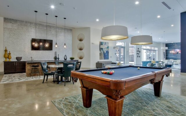 High End Old Town Loft + Pool + Clubhouse