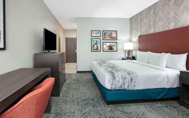 La Quinta Inn & Suites by Wyndham DFW West-Glade-Parks