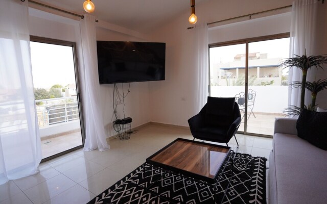 YalaRent Afarsemon APT complex with pool - For Families & Couples