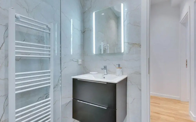 Elegant Flat 5 Walk to Metro Panormou
