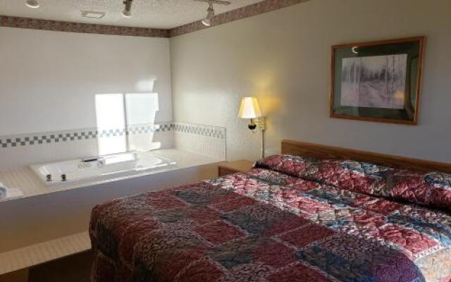 The Center Lodge and Jacuzzi Suites