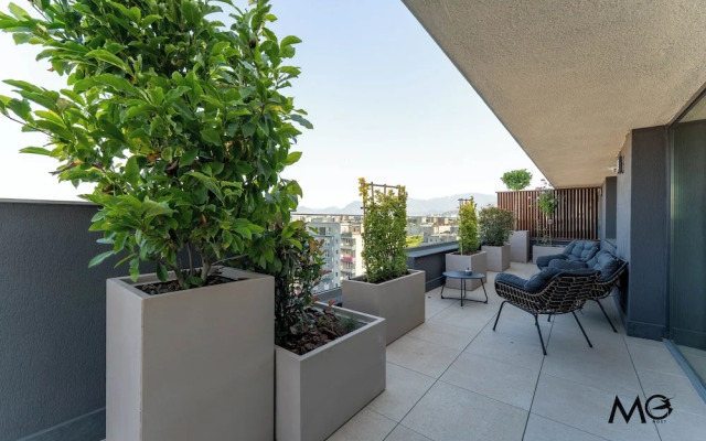 MoHost Valcom - Luxury Skyline Penthouse