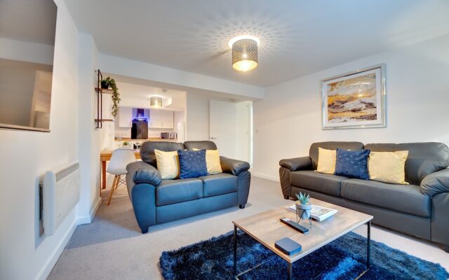 Charltons Bonds Apartments 2B- By Week2Week