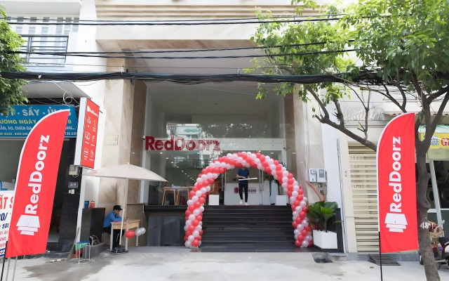 RedDoorz Plus near E-Town 2