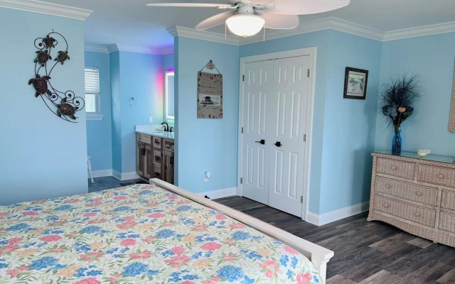 Serenity's Star 4 Bedroom Home by RedAwning