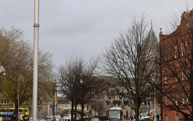 2 Bed Historical Christchurch With Parking