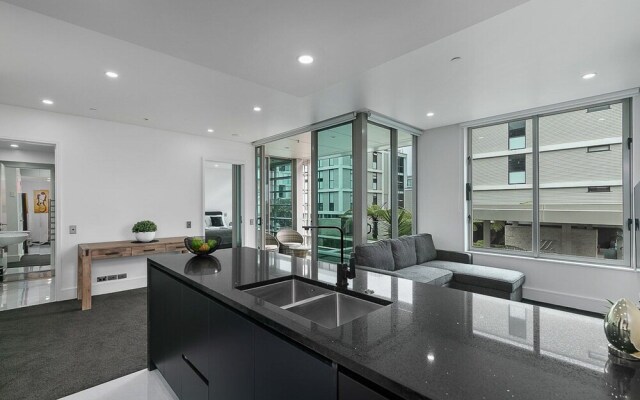 QV Upscale Modern Apt with Parking -965