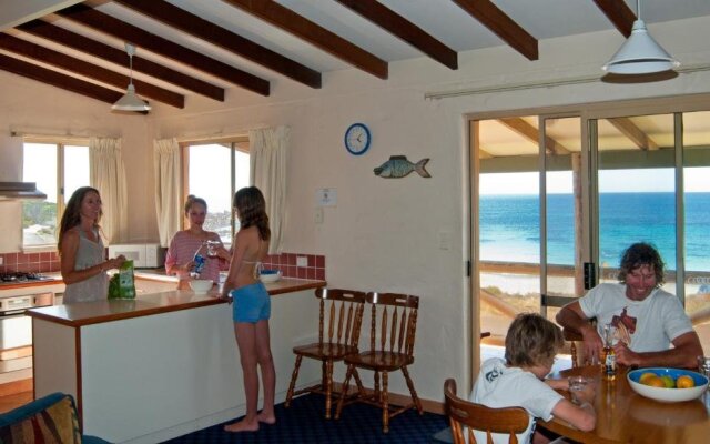 Canal Rocks Beachfront Apartments