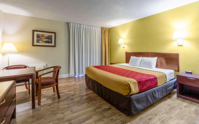 Econo Lodge Inn & Suites On The River