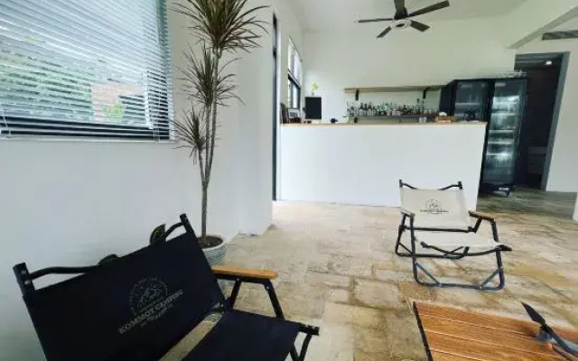 Wanning Yellow&White Homestay
