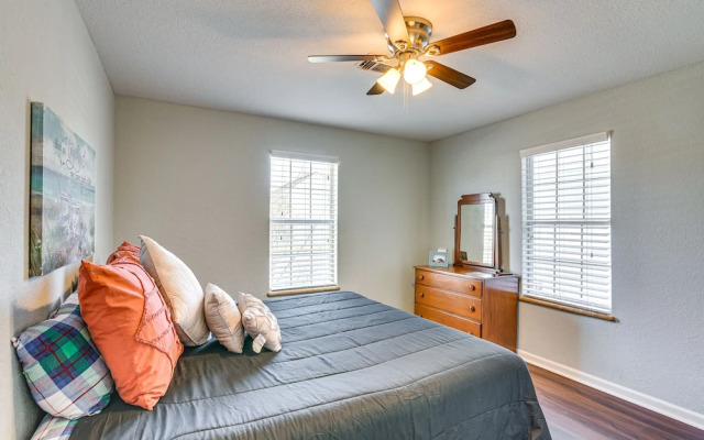 Convenient Galveston Home < 1 Mi to Beach!