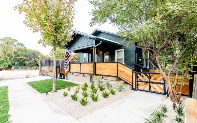 Best Location in Downtown NB Golf Cart Included!