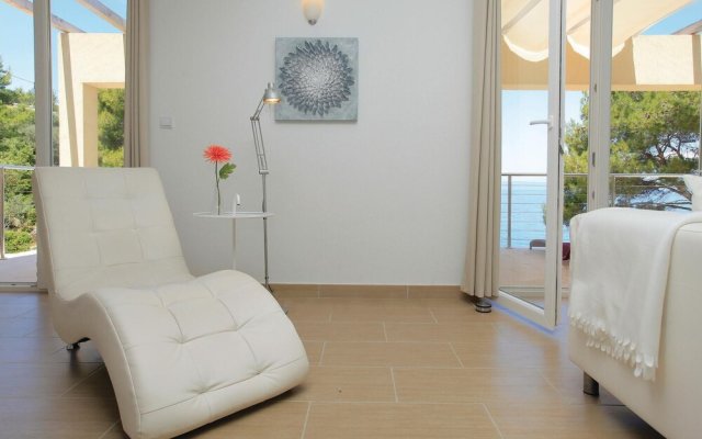 Stunning Home in Prigradica With Jacuzzi, Wifi and 8 Bedrooms