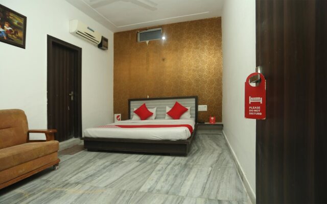 OYO 8607 Hotel Sky Inn