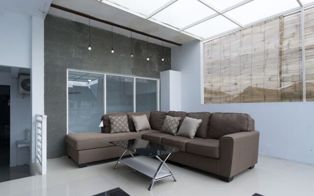 Oyo 2444 Sera House