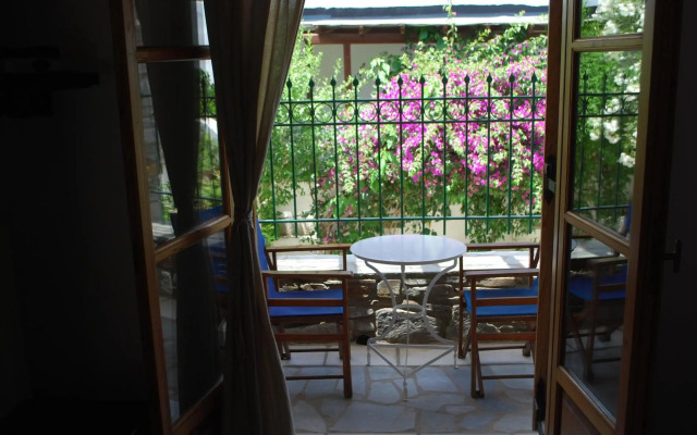Siroco's Rooms And Studios