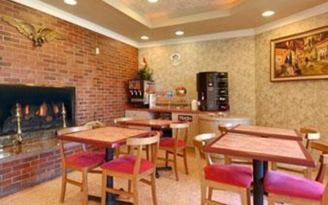 Super 8 Milford/New Haven