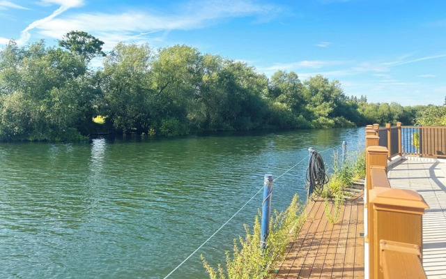 Thames Mansion - River View