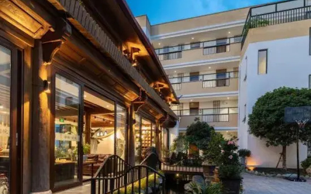 Lijiang Yage Bieyuan Homestay (Gucheng Bailong Cultural Square)