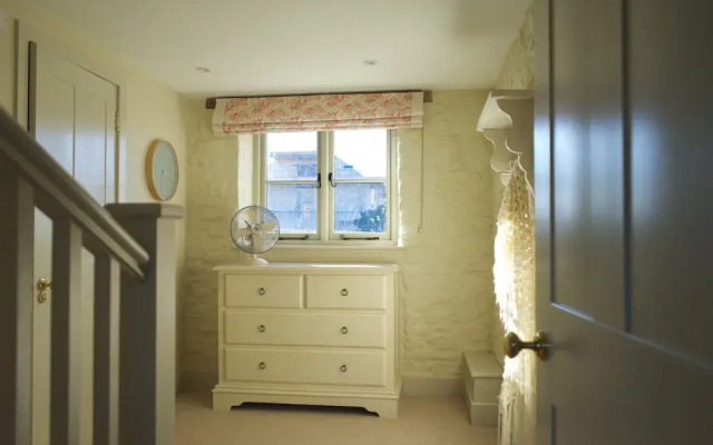Classic Cotswolds Getaway in Radcot