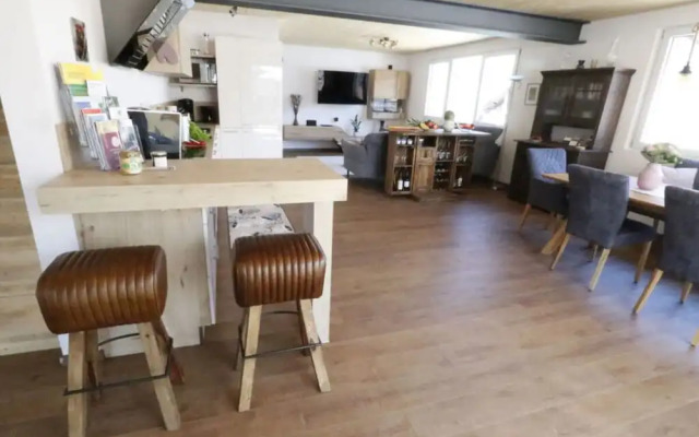 Welcoming Apartment Near Lake