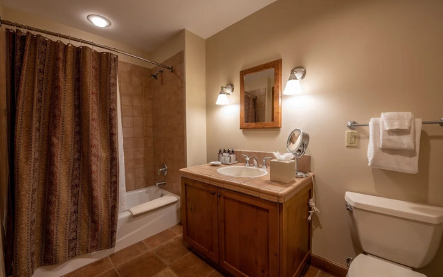 Comfortable Studio Efficiency Unit With Balcony Over Mountaineer Square Condo - No Cleaning Fee! by RedAwning