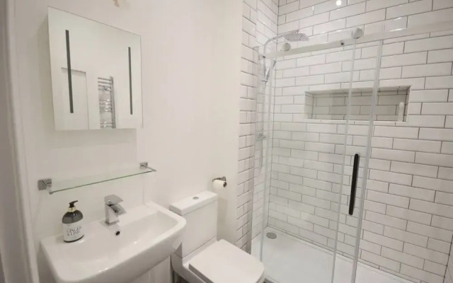 Stylish 3 Bedroom Maisonette Near City Centre