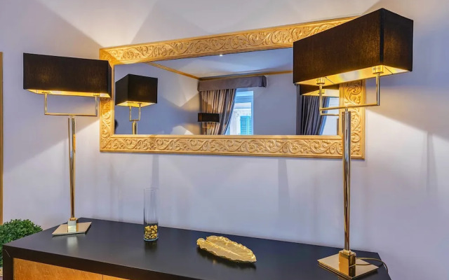 Trevi Fountain Luxury Home