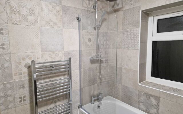 Stunning 3-bed Home Near City Centre, Chic Comfort