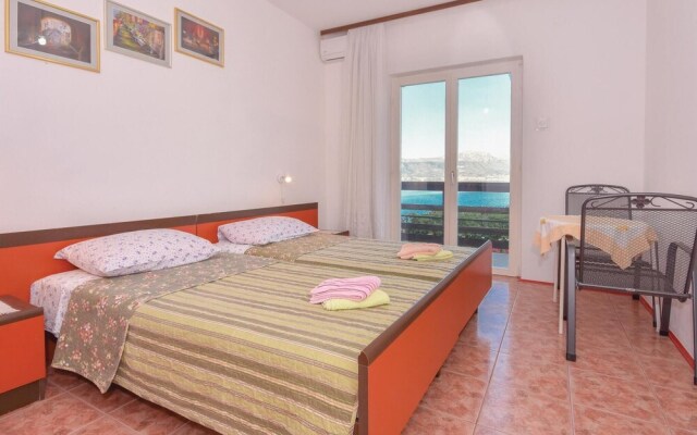 Nice Home in Slatine with Hot Tub, WiFi & 6 Bedrooms