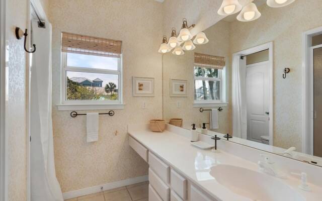 Lemon Drop Inn - 1938195