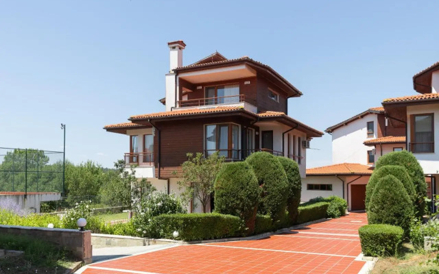 Villas in Complex Trakiyskiy Bryag