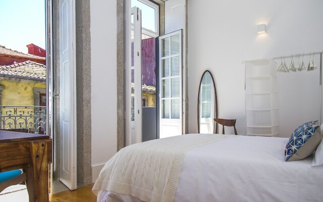 Liiiving in Porto-Blue Flower Apartment