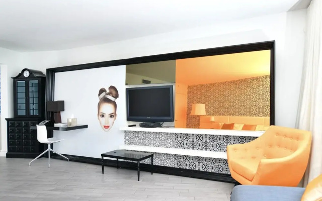 Miami World Rental - Mondrian 808