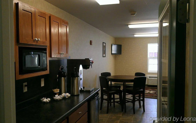 Red Roof Inn & Suites Dickinson