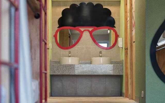 Mayan Monkey Hostel & Bar