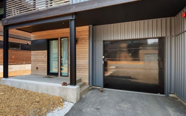 Enjoy Paradise Hot Tub, Bike & Beach Equipment!