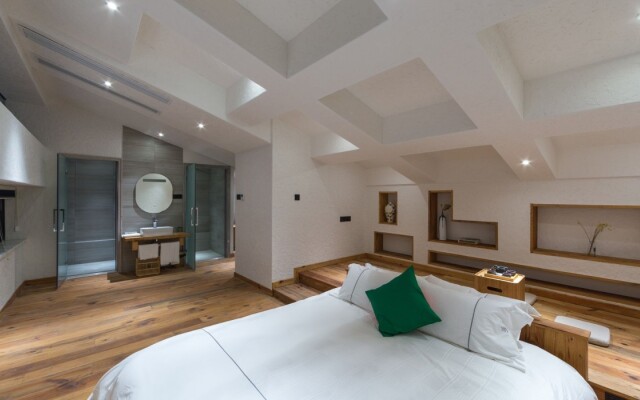Eaves Art Hotel