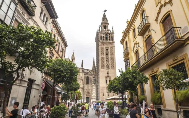 Hernando Colon Deluxe Suite by Valcambre