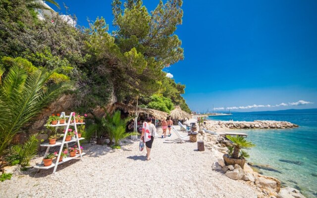 Studio Next to the Beach w Terrace and Parking
